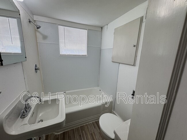 Building Photo - 841 1/2 Cook Avenue