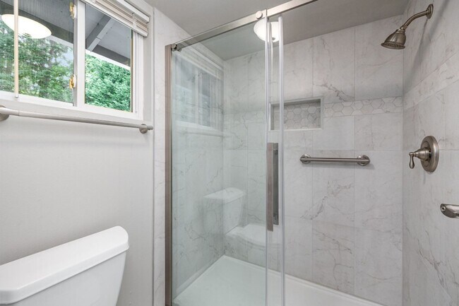 Building Photo - 4Bd/2.5Ba Bellevue Home