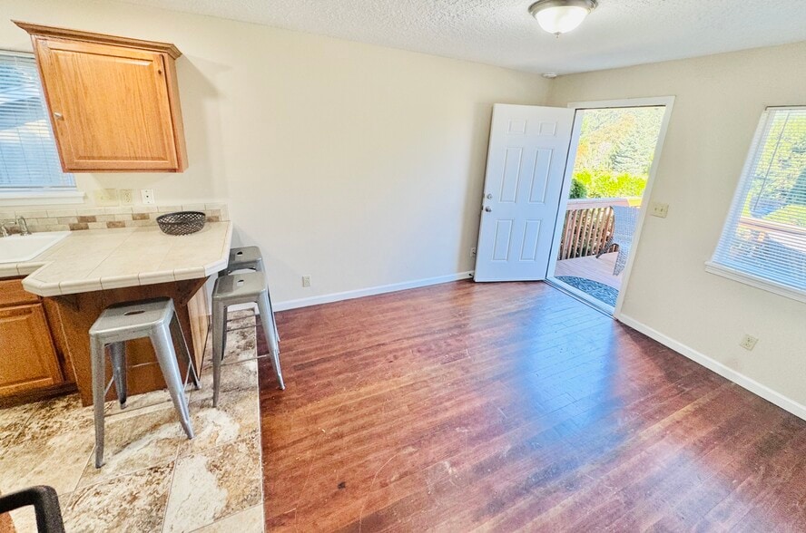 Eating Bar - 16670 S Carus Rd