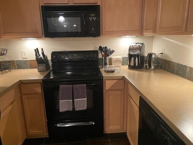 Building Photo - 213 Wolf Park Ln