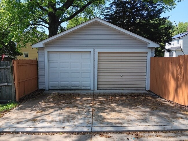 Building Photo - 2 Bedroom, 1 Bath Single Family Home on Cu...