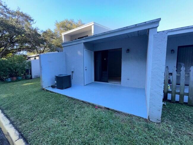 Building Photo - 4110 Maine St