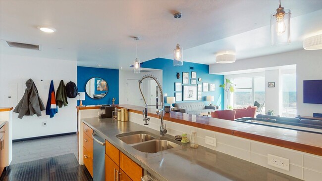 Building Photo - 3,400 SQFT CONDO IN DOWNTOWN CHAMPAIGN W/ ...