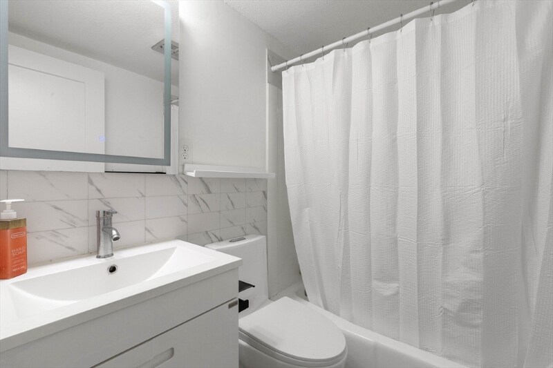 Building Photo - 11 Crescent Dr