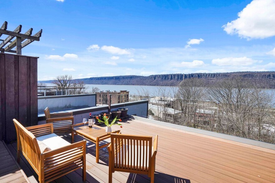 Building Photo - 493 Warburton Ave