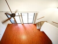 Building Photo - Beautiful 2 bedroom/ 2 bath townhome