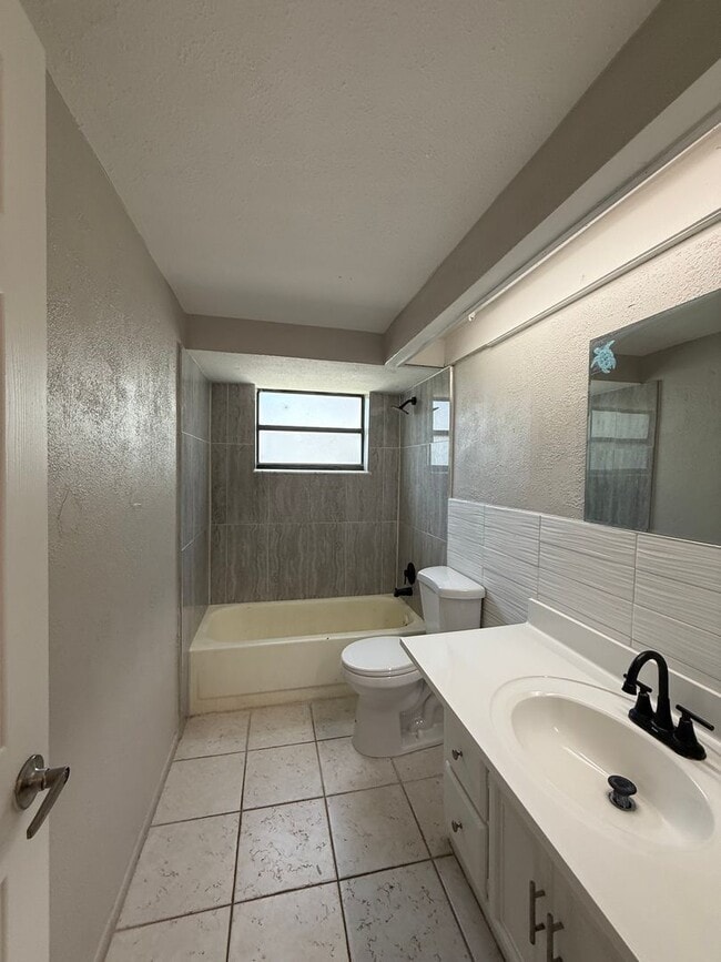 Building Photo - Available Now! Beautiful Single Family Por...