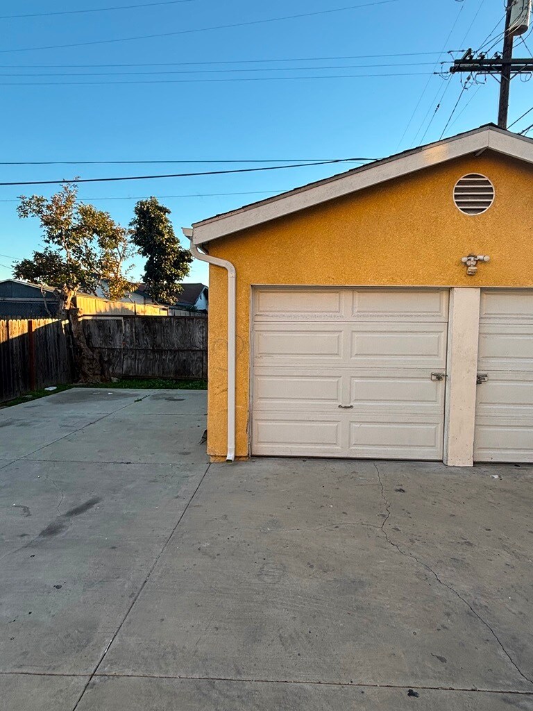 Building Photo - 116 E 82nd St