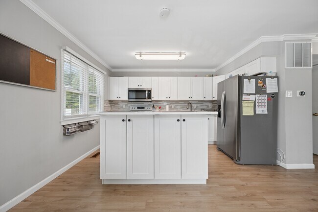 Building Photo - 1615 Colonial Way