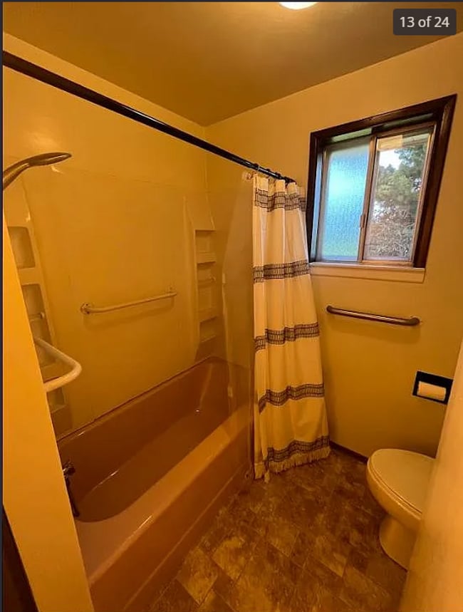 Building Photo - 3-Bed 2-bathroom Home