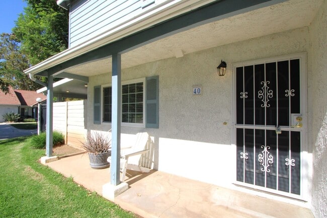 Building Photo - Two-Story 3-Bedroom Condo in Redlands!