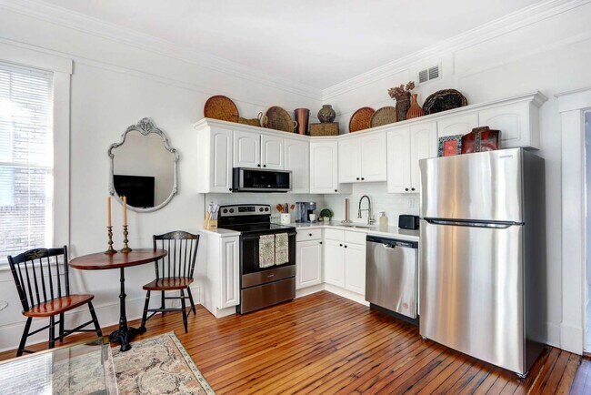 Building Photo - 306 E Victory Dr