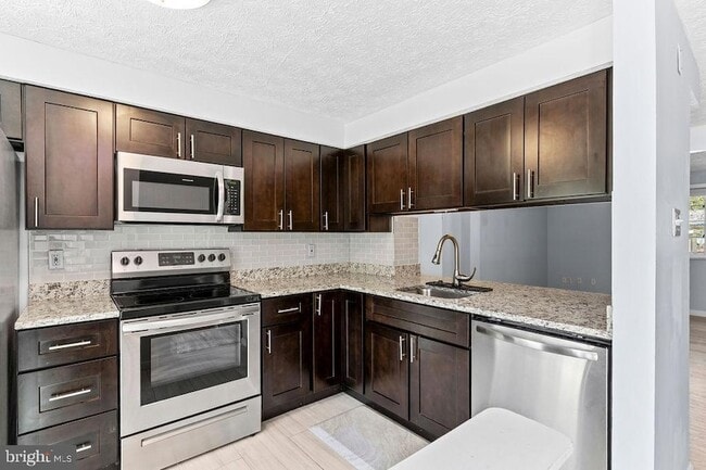 Building Photo - 8094 Grandview Ct