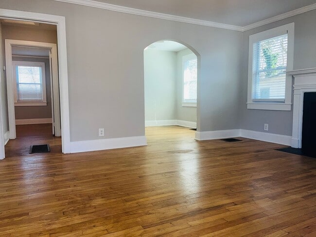 Building Photo - Adorable cottage style home with large fenced in backyard near Downtown Lagrange! Must see!
