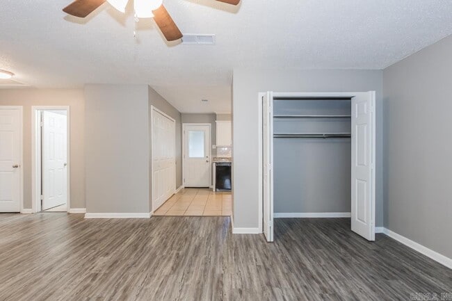 Building Photo - 19 E Laramie Dr