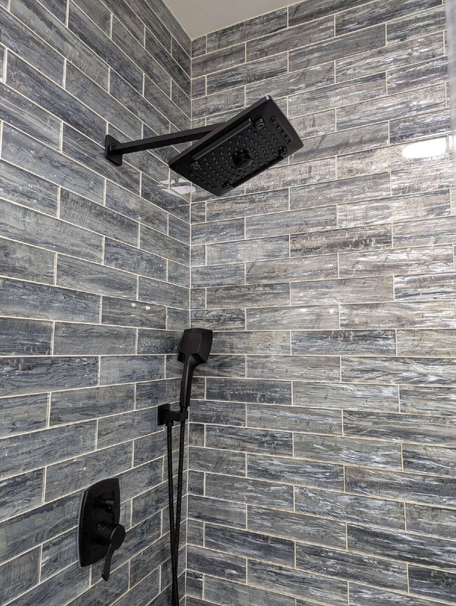 Building Photo - Spacious 4-Bedroom Modern Home with 3 Full Baths.