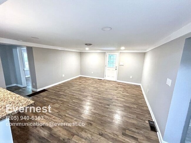 Building Photo - 3 Bed, 2 Bath Home with Fenced Yard / Pet-Friendly / Vouchers Accepted / Available Now!