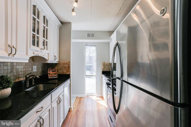 Building Photo - 3322 Hewitt Ave