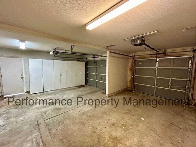 Building Photo - Stunning 4 Bed/3 Bath Home in The Oaks!