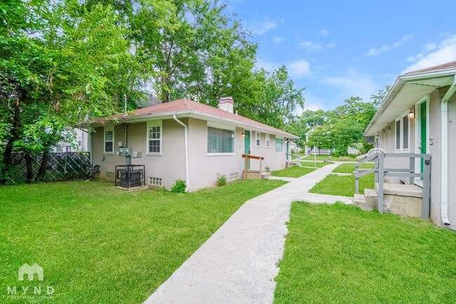 Building Photo - 2389 Hiawatha Park Dr