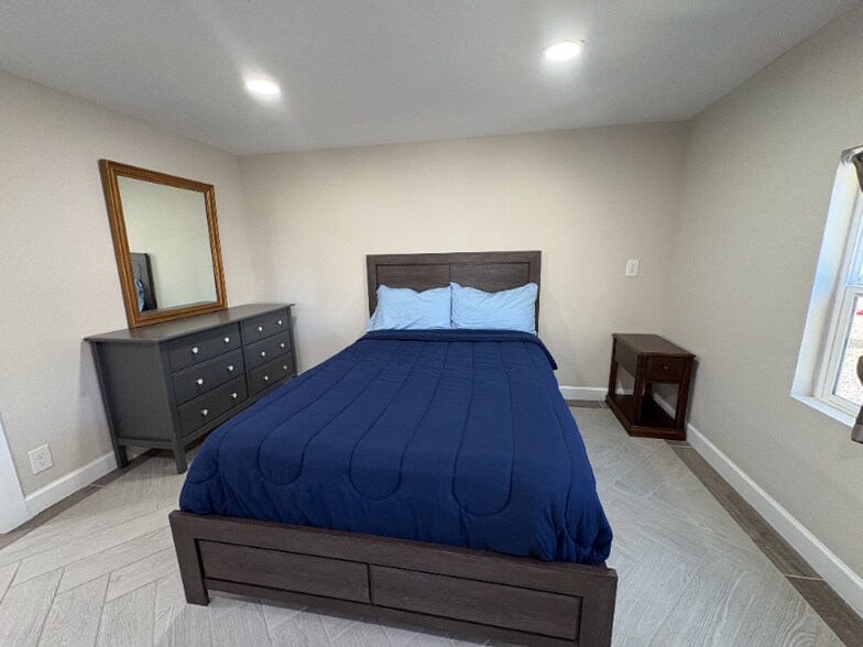 Building Photo - 6832 W Fillmore St