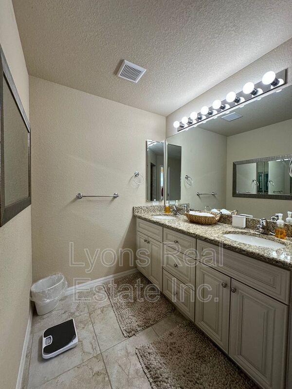 Building Photo - 2202 SE 8th St