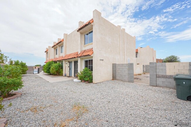 Building Photo - 1508 W 9th Pl