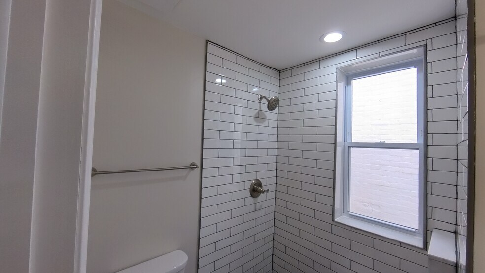 Bathroom - 4646 York Rd