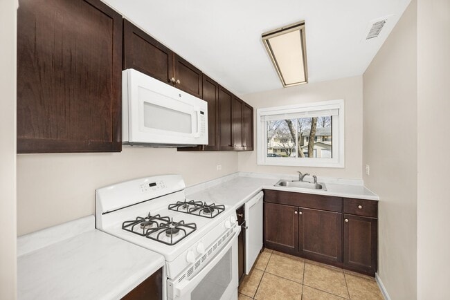 Building Photo - Carol Stream Townhome with Three Bedrooms and One Car Garage