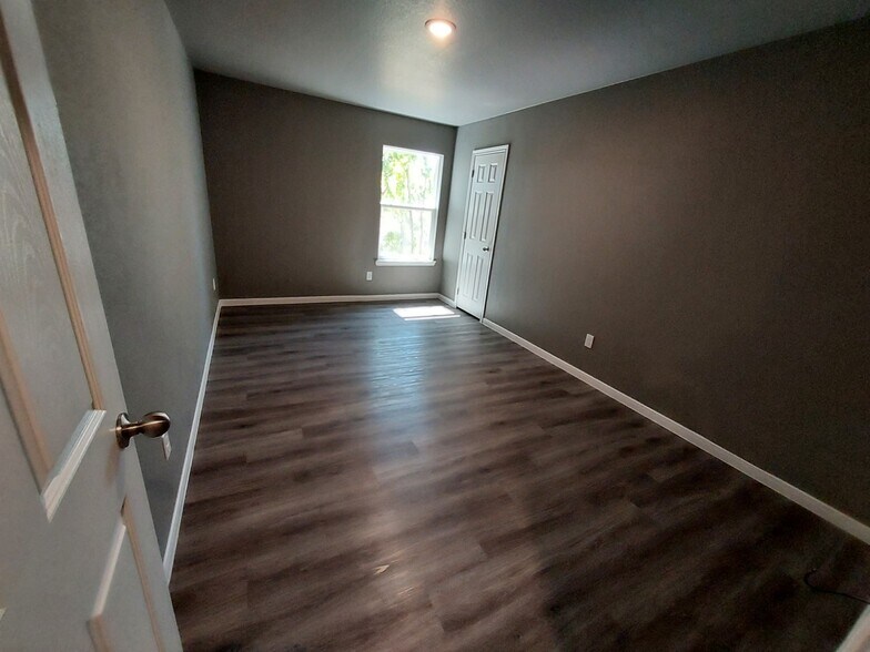 Building Photo - 231 Clore Rd