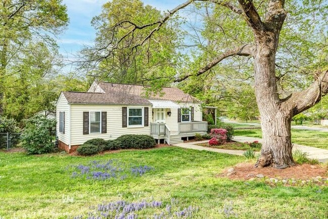 Building Photo - 2 Bed, 2 Bath in the Garden Homes neighborhood of Greensboro!