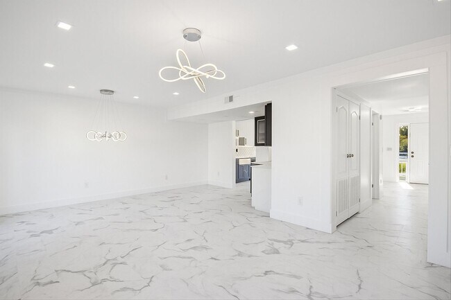 Building Photo - $200 RENT CREDIT | AVAILABLE NOW!