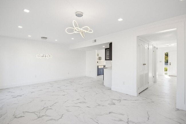 Building Photo - $200 RENT CREDIT | MOVE-IN READY!