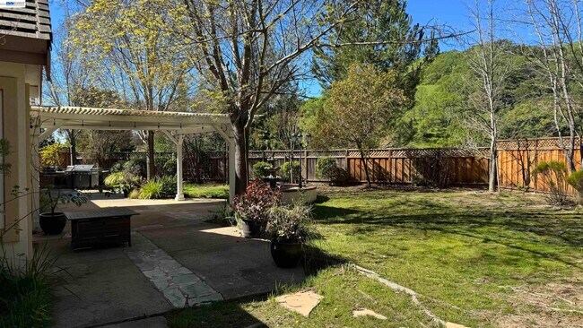 Building Photo - 118 Deer Meadow Terrace