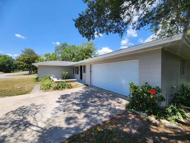 Building Photo - Bed 2 Bath, 2 car garage (SW Ocala/ Marion Oaks)