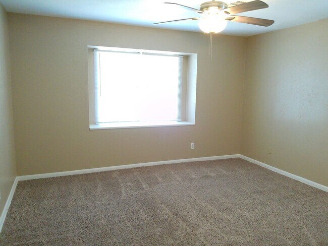 Building Photo - 10609 Kingwood Dr