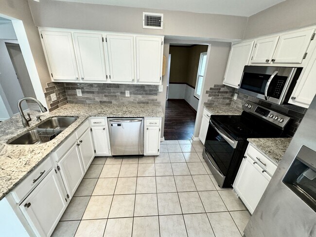 Building Photo - Ready NOW! A 4/2.5 in Glenwood! A Pet Frie...