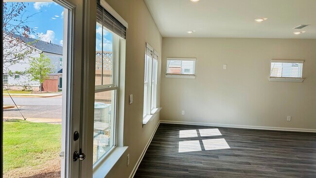 Building Photo - 690 Gabby Pt SW