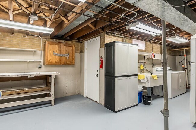 Building Photo - 336 N Walnut St