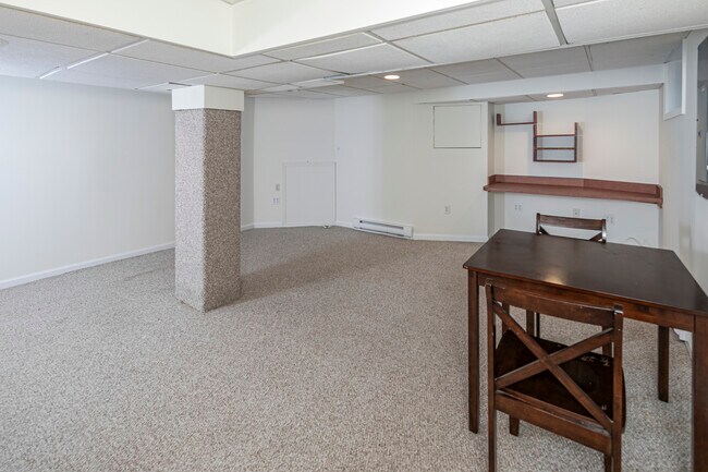 Building Photo - 35 Maple St