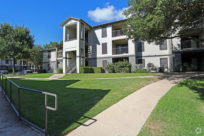 Building Photo - Radius at The Domain