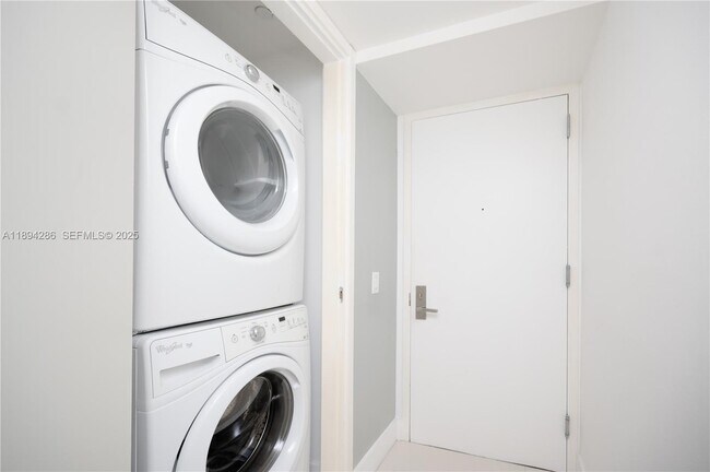 Building Photo - 1300 Brickell Bay Dr