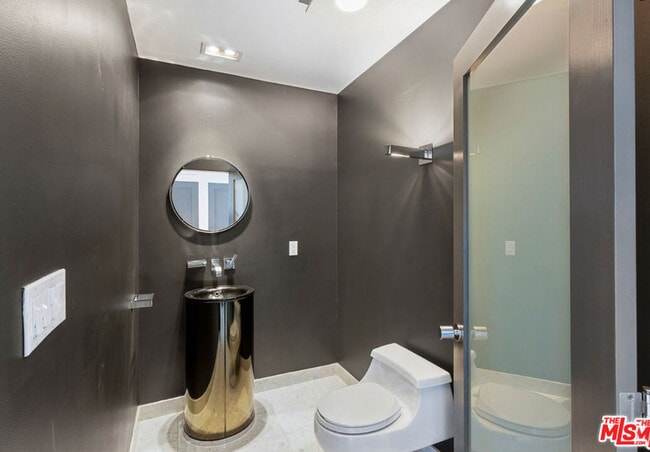 Building Photo - 7250 Franklin Ave