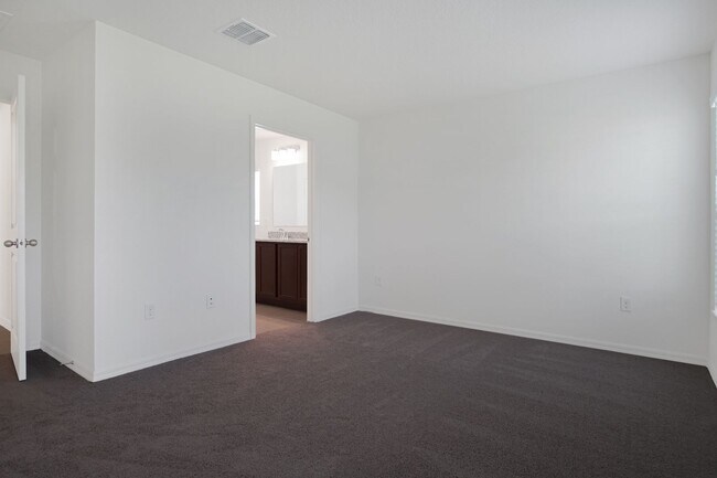 Building Photo - Modern Comfort Meets Convenience