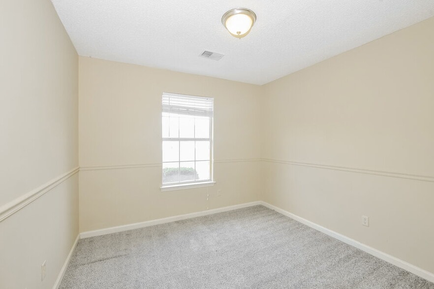 Building Photo - 6929 Country Walk Dr