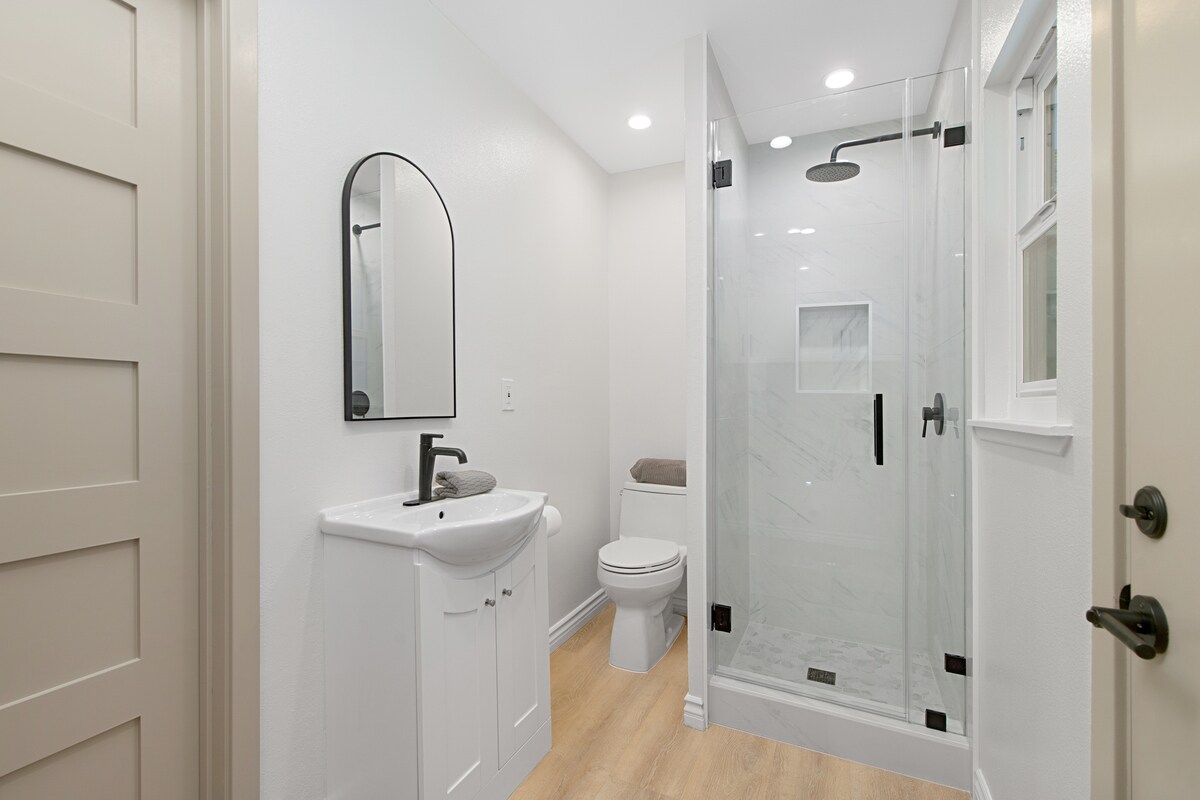 Bathroom 3 - 4021 Via Manzana