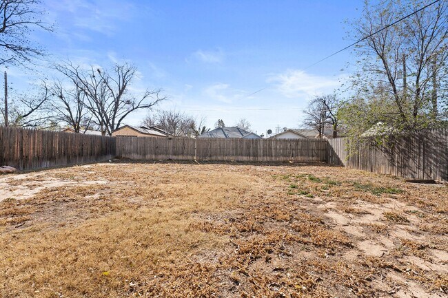 Building Photo - NOW AVAILABE 3 BED 1 BATH NEAR TEXAS TECH AND MEDICAL FIELD