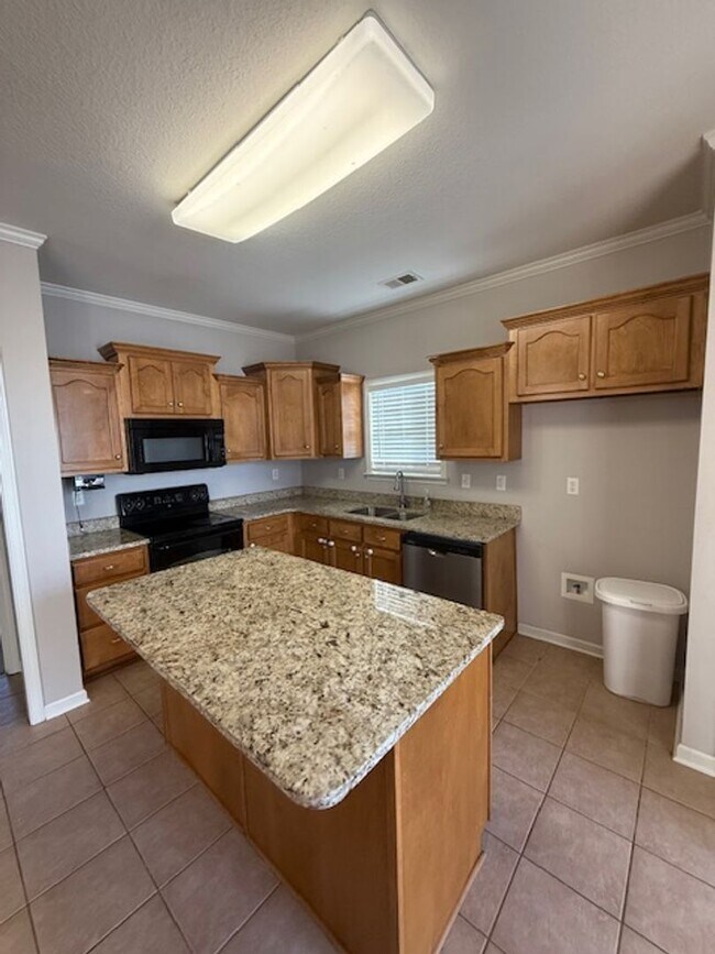 Building Photo - 3 bed 2 bath home with a large bonus room and an additional room that would be perfect for an off...