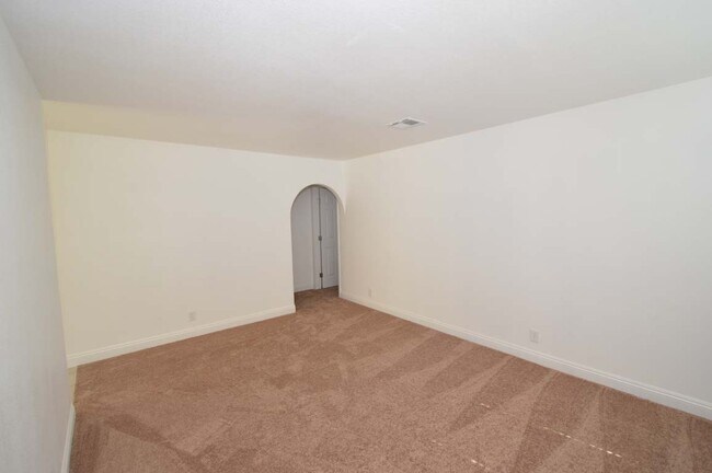 Building Photo - A Spacious and Stylish 2 Bed / 2 Ba Condo Gated Community