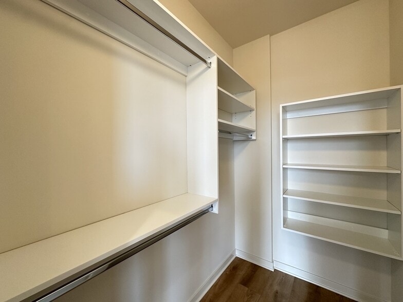 Building Photo - 3207 N Narragansett Ave